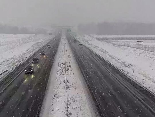 Biało na trawnikach i chodnikach, a ulice czarne Biało na trawnikach i chodnikach, a ulice czarne