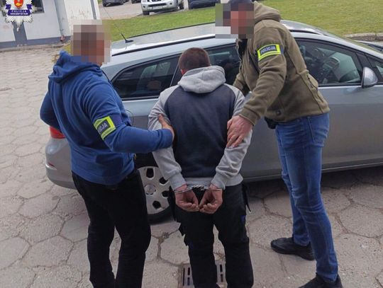 Policjanci z Krasnegostawu zabezpieczyli blisko 700 gramów narkotyków, w tym amfetaminę, marihuanę i mefedron. Zatrzymano 38-letniego mieszkańca gminy Siennica Różana.