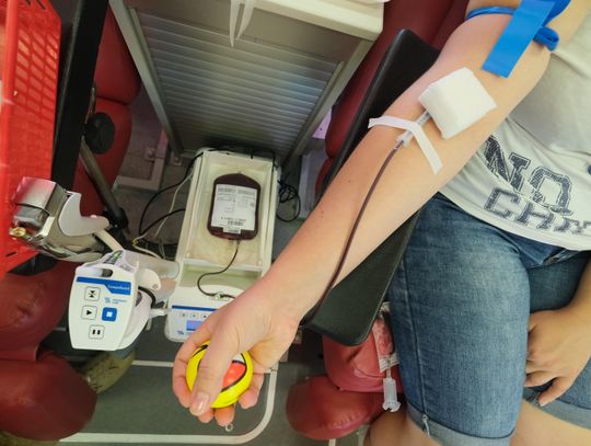 Mężczyzna podpięty do aparatury do oddawania krwi