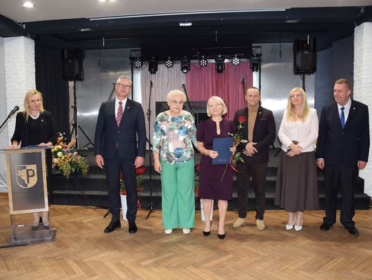 Burmistrz nagrodził nauczycieli i dyrektorów z okazji Dnia Edukacji Narodowej