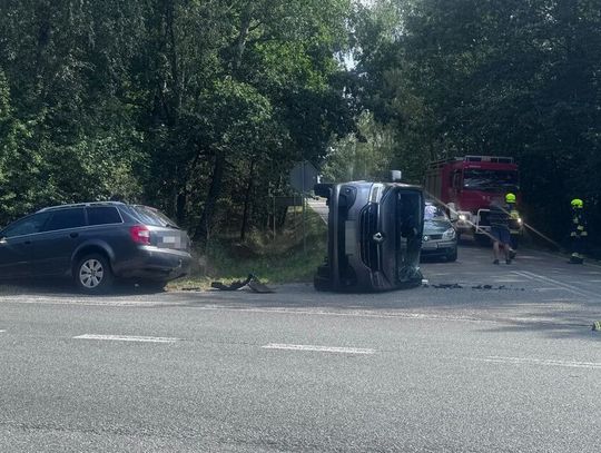 Bus przewrócił na bok, pasażerka trafiła do szpitala