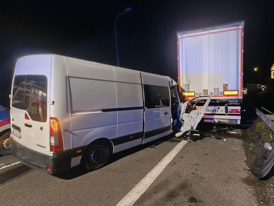 Bus wjechał w naczepę ciężarówki. Dwie osoby trafiły do szpitala