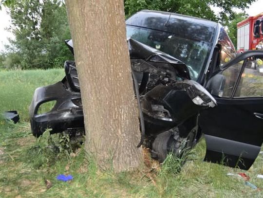 Bus wypadł z drogi i uderzył w drzewo. Trzy osoby ranne