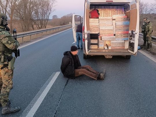 Bus wypchany po dach kontrabandą. Służby przejęły papierosy warte ponad 1,5 mln zł