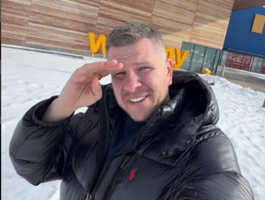 Filip Chajzer na tle Skende Shopping