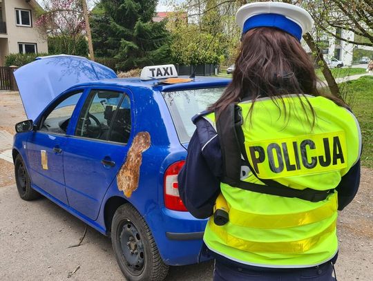 Całkowicie zardzewiała skoda przewoziła pasażerów