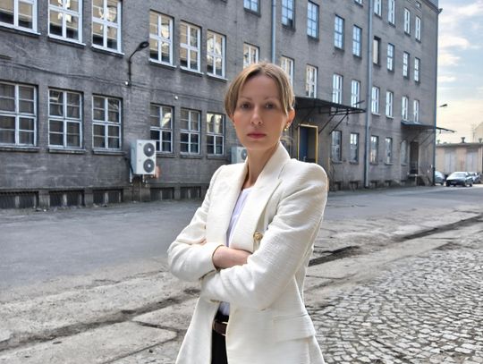 Sprzedała ubrania, zakuli ją w kajdanki. „Szantażowała mnie”