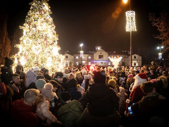 Choinka już stoi. Łęczna gotowa na święta Choinka już stoi. Łęczna gotowa na święta