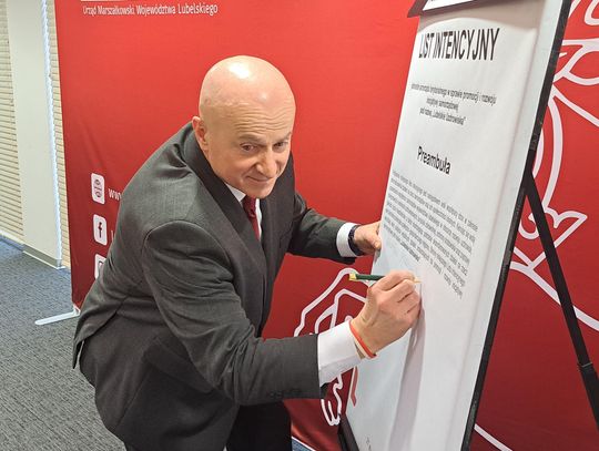 Wiesław Pardyka, burmistrz Nałęczowa, jest inicjatorem powołania stowarzyszenia pod nazwą „Lubelskie Uzdrowiska”. Ma ono zrzeszać sieć uzdrowisk i miejscowości uzdrowiskowych w województwie lubelskim. W poniedziałek podpisano list intencyjny. Marszałek Stawiarski podpisuje ten dokument