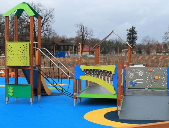 Cień dla dzieci coraz droższy. Żagiel wciąż czeka na wykonawcę plac zabaw w Puławach