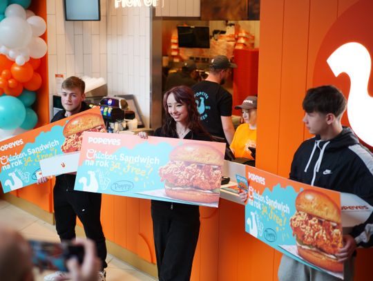 Czekali od 20:30 do 10:00 na otwarcie Popeyes. „Spaliśmy pod Plazą!”