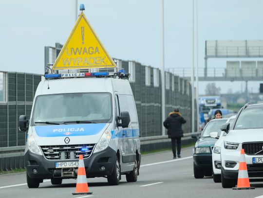 Czołowe zderzenie na krajowej „17”. Jedna osoba ranna, lądował śmigłowiec LPR