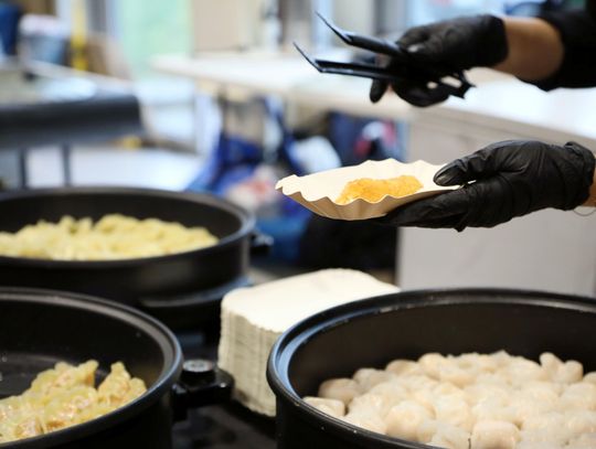 Cztery festiwale, jeden weekend. Azjatyckie smaki opanują Targi Lublin Przygotowywanie azjatyckich pierożków podczas festiwalu azjatyckiego