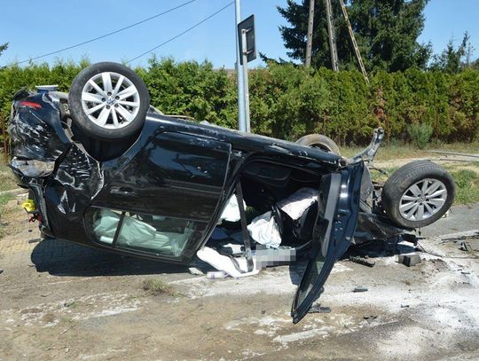 Dachował po uderzeniu w betonowy przepust. Dwie osoby w szpitalu