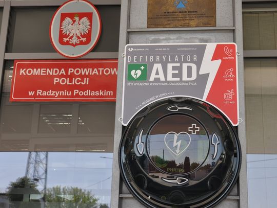 Defibrylator trafił do radzyńskiej komendy. Może uratować życie jeszcze przed przyjazdem pogotowia