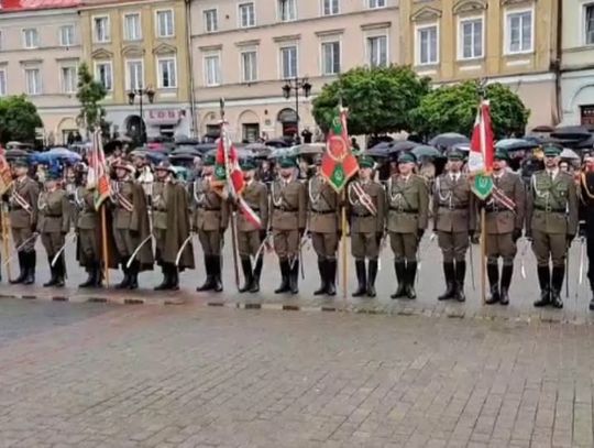 Funkcjonariusze Straży Granicznej podczas centralnych obchodów 35-lecia formacji na Placu Zamkowym w Lublinie. Mimo deszczowej pogody w uroczystościach uczestniczyły setki osób, a ponad 300 funkcjonariuszy otrzymało pierwszy stopień oficerski.