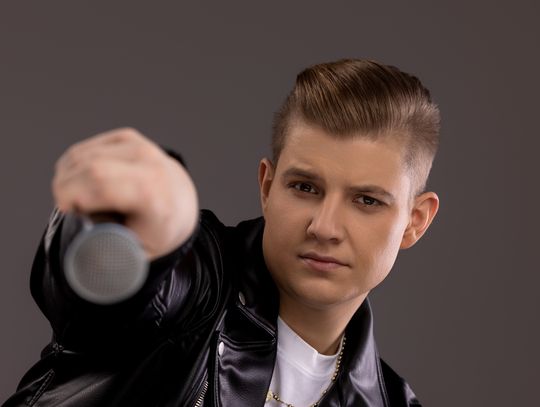 Lider zespołu Prezydent z mikrofonem