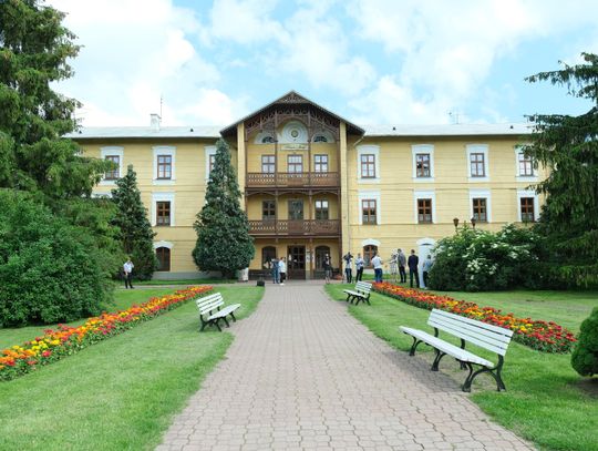 Do sanatorium nie tylko latem. Z leczenia uzdrowiskowego NFZ skorzystało blisko 19 tys. mieszkańców regionu pałac na wodzie w Nałęczowie