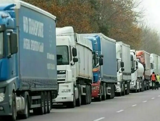 Dorohusk: Gargantuiczna kolejka tirów do przejścia z Ukrainą