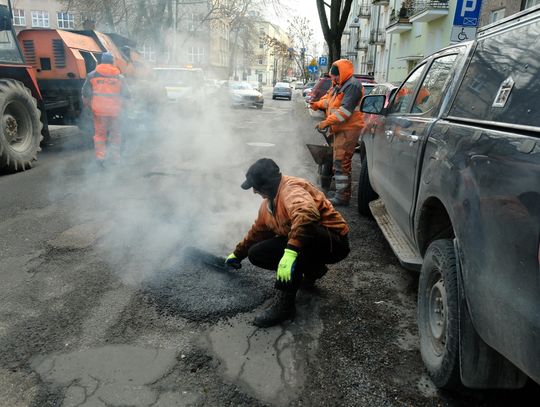 Stan dróg w Lublinie jest fatalny. Zima niestety robi swoje. Drogowcy na bieżąco latają dziury, choć trudny jest nadażyć.