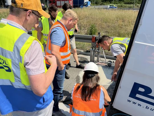 Drogowcy naprawiają nawierzchnię w rejonie Żerdzi