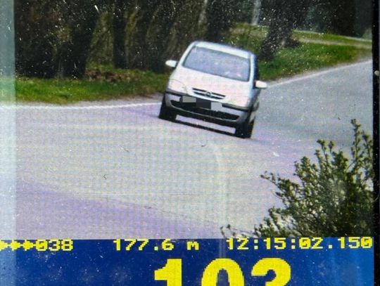 Drogówka zarzuciła sieć, wpadło pięciu kierowców Policjant kontroluje prędkość pojazdów na drodze – w powiecie opolskim pięciu kierowców straciło prawo jazdy za znaczne przekroczenie limitu.