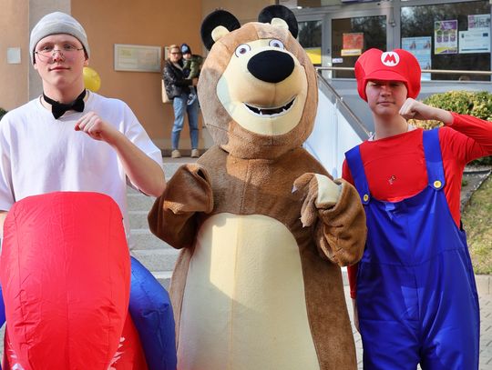 Uczniowie w przebraniach – dinozaura, misia i Mario – podczas wydarzenia w Szkole Podstawowej nr 21 im. Królowej Jadwigi w Lublinie