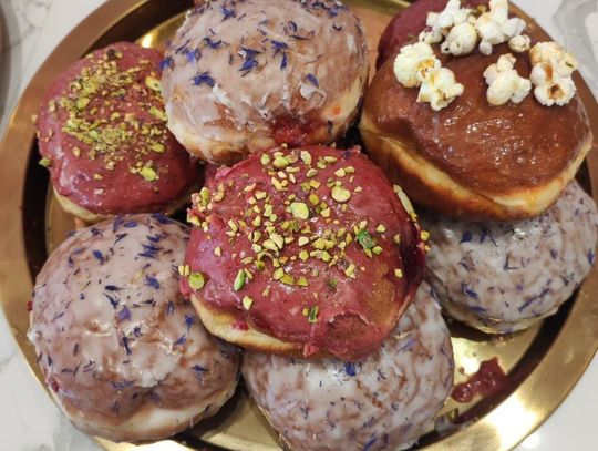 Zdaniem dr Moniki Maćków z Katedry Żywienia UPWr jednodniowa słabość do słodyczy nie powinna negatywnie odbić się na organizmie. Jak powiedziała, dwa lub trzy pączki albo kilka faworków nie zmieni się od razu w tkankę tłuszczową.