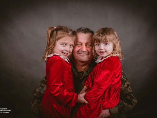 St. szer. spec. Piotr, żołnierz Wojsk Obrony Terytorialnej, ubrany w mundur, uśmiecha się – prywatnie dziadek dwóch małych wnuczek.