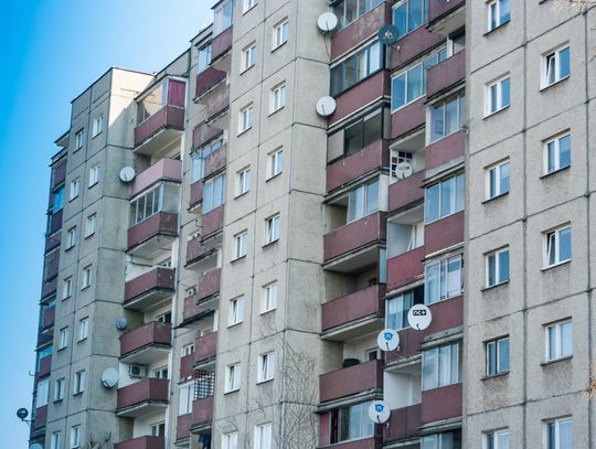 Dzieci wychylały się z okna, ojciec miał 1,5 promila. Interweniowała policja