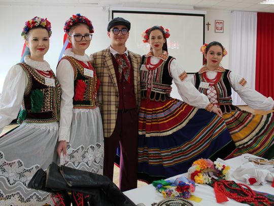 Dzień Otwarty w Zespole Szkół Rolniczych CKZ w Pszczelej Woli zespół szkolny pieśni i tańca