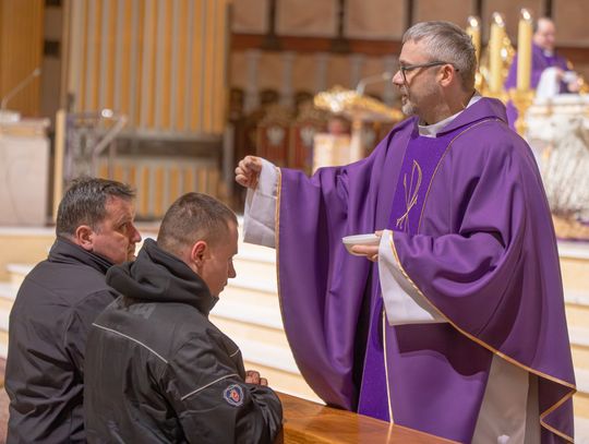 ksiądz posypuje głowy wiernych popiołem