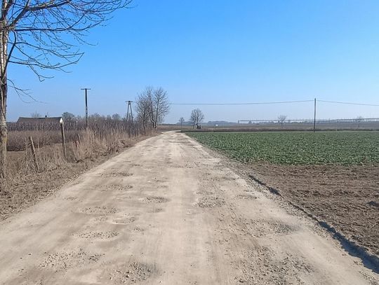 Dziury popadną w niepamięć Nawierzchnia ul. Rejtmanówka w Karczmiskach Drugich wymagająca modernizacji – droga objęta rządowym dofinansowaniem.