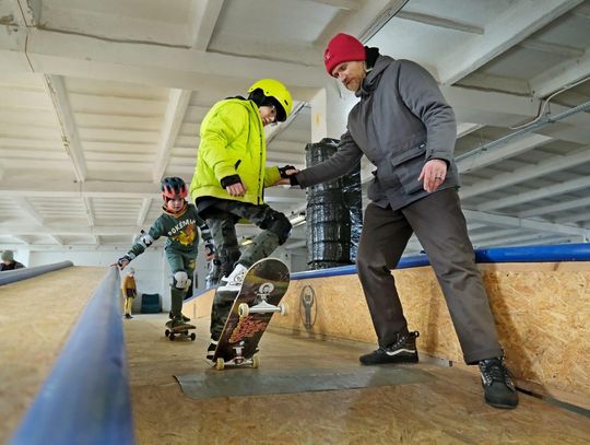 Ferie zimowe w Lublinie – dzieci uczą się jazdy na deskorolce pod okiem instruktora w skateparku