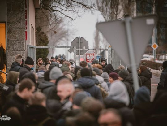 Ferie w mundurze: studenci i uczniowie zaczynają szkolenie w koszarach