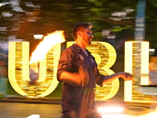 Fireshow rozświetlił Plac Litewski. Sztukmistrze ciągle bawią publiczność
