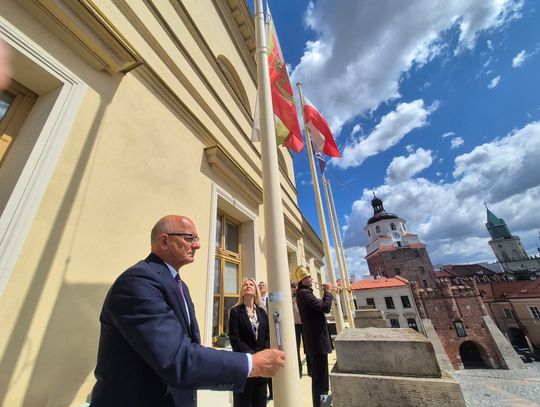 Flaga na ratuszu opuszczona do połowy masztu. Lublin pożegnał ks. prof. Andrzeja Szostka