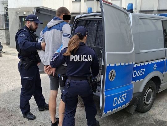 Fortel z balkonem „nie wypalił”. Teraz obejrzy świat zza krat