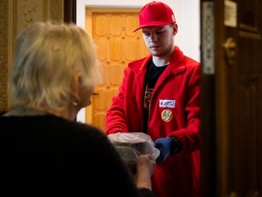 Fundacja Biedronki: nie czekają na obiad. Czekają na kogoś w drzwiach. Nowe badanie pokazuje, czego naprawdę potrzebują samotni seniorzy