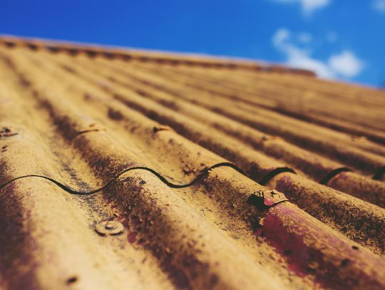 dach wykonany z azbestu