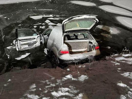 Golf w stawie, Audi na zderzaku. Dwie kolizje w powiecie krasnostawskim