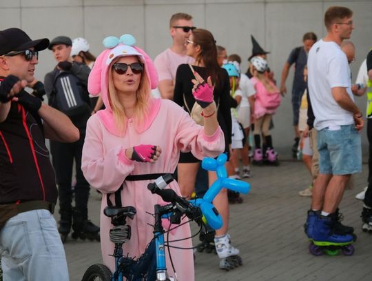 Gorączka piątkowej nocy rolkarzy i cyklistów