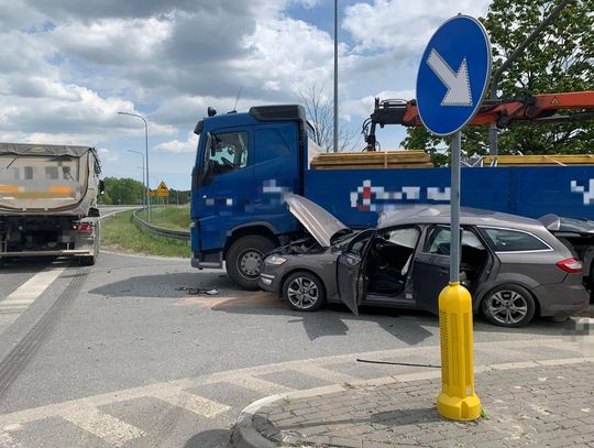 Groźny wypadek w Chodlu. Zderzyły się trzy pojazdy, jedna osoba trafiła do szpitala