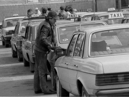 Halo, taxi! Proszę czekać, na Czechów i tak nie pojadę. Halo, taxi! Proszę czekać, na Czechów i tak nie pojadę.