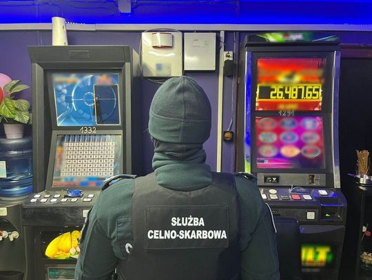 Funkcjonariusze zabezpieczyli 27 nielegalnych automatów do gier podczas akcji w Lublinie.