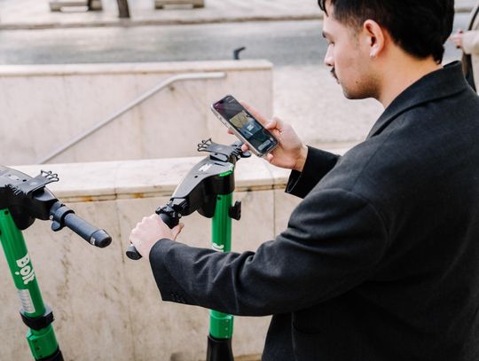 Hulajnogami Bolta dziś nie pojeździsz. Od godz. 22 zostaną wyłączone