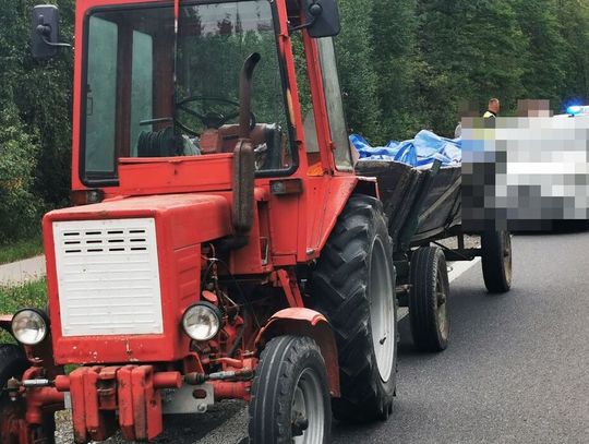 Jechał ciągnikiem z dzieckiem, miał prawie 2 promile. Świadkowie nagrali jego „wężyki”