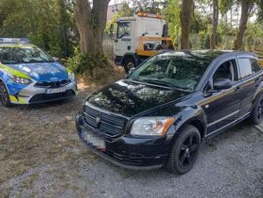 Policjanci zatrzymali 26-latka, który prowadził samochód po alkoholu. W aucie znaleziono także marihuanę.