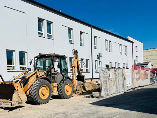 W Zamojskim Szpitalu Niepublicznym dobiega końca rozbudowa i modernizacja Zakładu Opiekuńczo-Leczniczego. Trwają ostatnie prace wykończeniowe, a nowa część ZOL ma zostać uruchomiona jesienią. Inwestycja o wartości ponad 11 mln zł została w większości sfinansowana z Krajowego Planu Odbudowy.