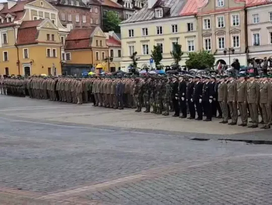 Jubileusz Straży Granicznej na Placu Zamkowym. Trwa uroczysty apel